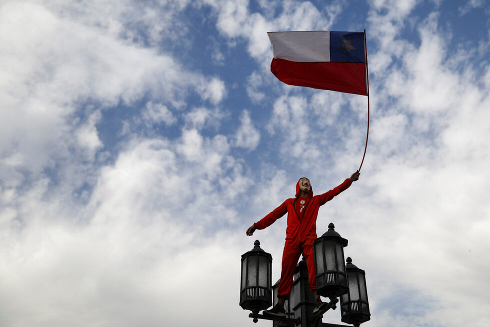 Около един милион души участваха в <a href="https://www.dnevnik.bg/photos/2019/10/26/3982167_fotogaleriia_okolo_edin_milion_protestirashti_poiskaha/?ref=home_photos" target="_blank">мирна демонстрация в чилийската столица Сантяго в </a>петък и поискаха радикални реформи в страната, предаде ДПА.