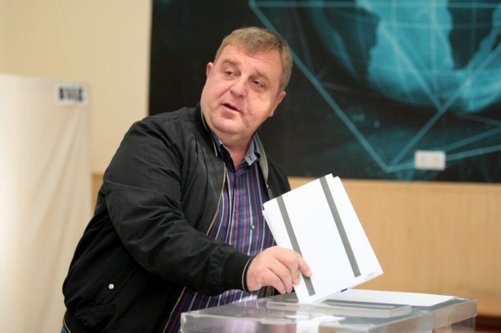 Вицепремиерът и министър на отбраната Красимир Каракачанов гласува в столичното 134-то СУ "Димчо Дебелянов". Той подчерта, че е "крайно време да се разбере, че София не е само центърът и жълтите павета".<br /><br />Лидерът на ВМРО заяви, че вотът му е "за един добър кандидат за кмет на София, енергичен, млад човек".