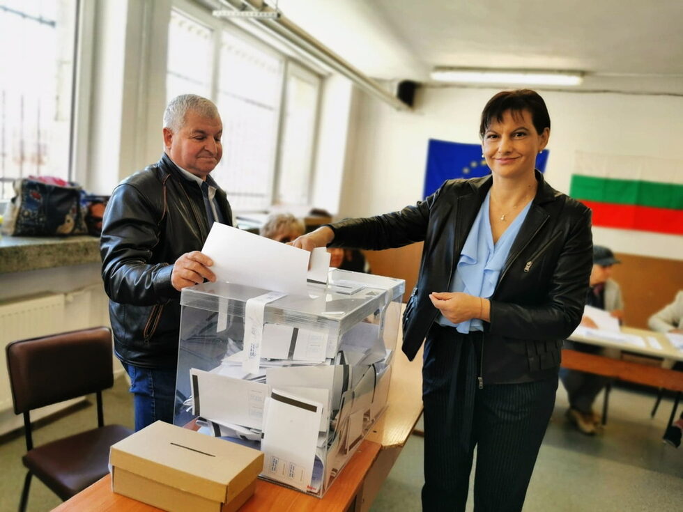 "Гласувах за хората, които ще работят устойчивото развитие на Смолян да продължи устойчивото си развитие напред с още по-ускорени темпове", каза председателят на парламентарната група на ГЕРБ Даниела Дариткова, след като гласува в изборната секция на смолянското училище "Проф. Асен Златаров", в квартал "Райково".<br /><br />"Макар днес да връщаме часовниците, не бива да връщаме времето назад", допълни тя.
