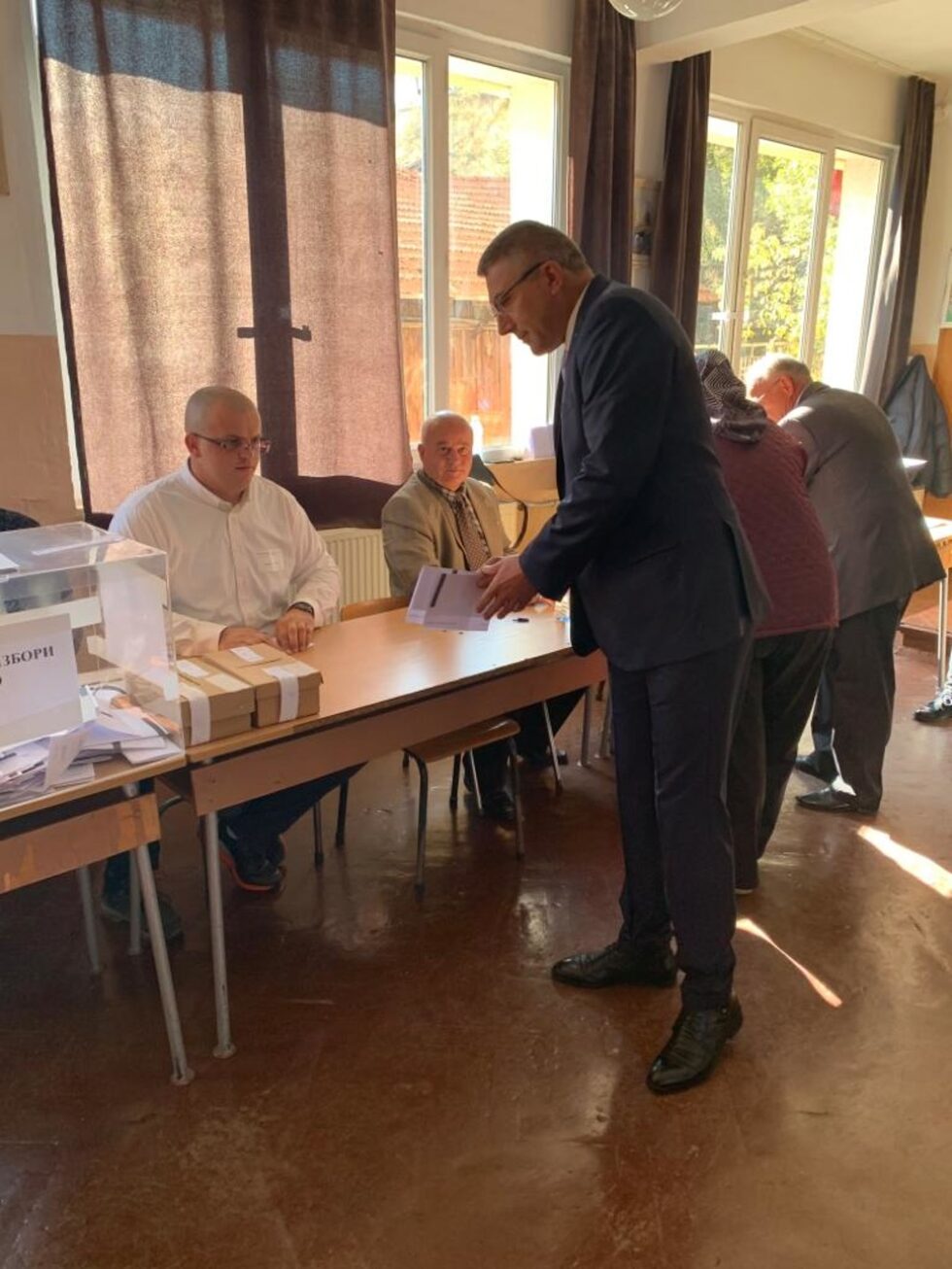 На сайта на ДПС беше публикувана снимка на председателя на партията Мустафа Карадайъ, който гласува в Борино.