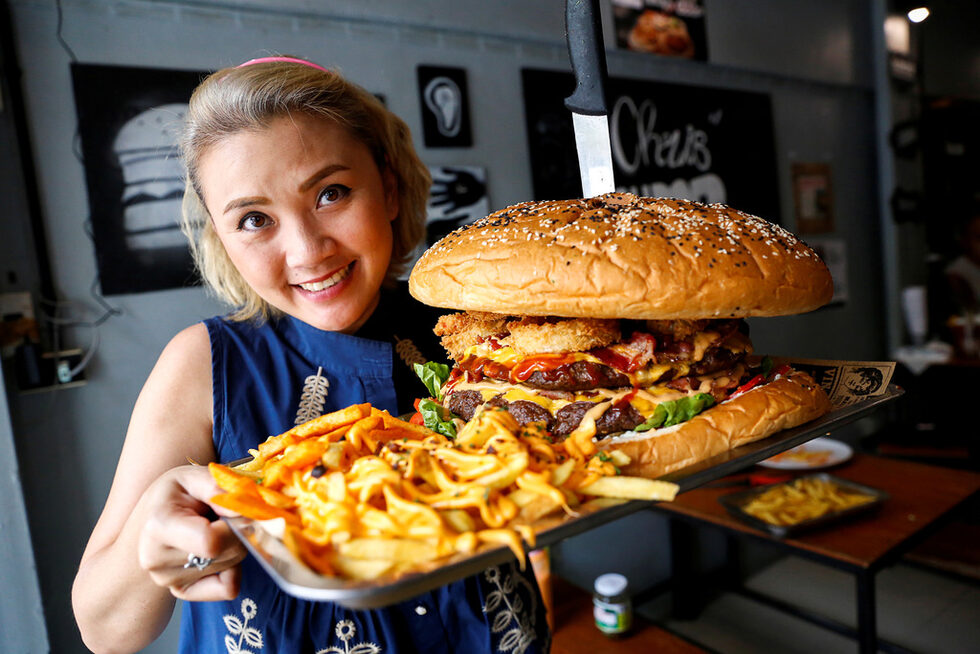 Ресторантът Chris Steaks & Burgers в Банкок представи<a href="https://www.dnevnik.bg/photos/2019/10/31/3984889_snimka_na_denia_nai-golemiiat_burger_v_tailand/" target="_blank"> най-големия бургер в Тайланд</a> с тегло над 6 килограма. Заведението след това организира състезание за изяждането му.