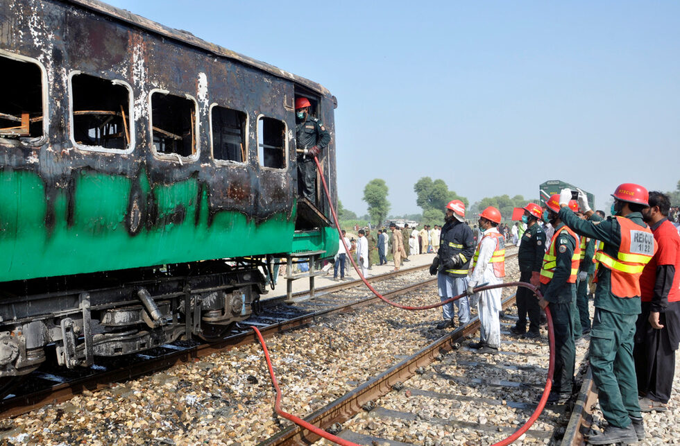 <a href="https://www.dnevnik.bg/sviat/2019/10/31/3984929_desetki_zaginaha_v_pakistan_sled_kato_gazova_butilka/" target="_blank">Най-малко 65 души загинаха тази сутрин при пожара, избухнал в пътнически влак в Пакистан,</a> съобщи пред "Франс прес" Ясмин Рашид, която оглавява здравните власти в централната провинция Пенджаб. По думите й има и над 40 ранени, които се извозват до болници от региона. До момента са разпознати останките само на 18 от загиналите пътници.