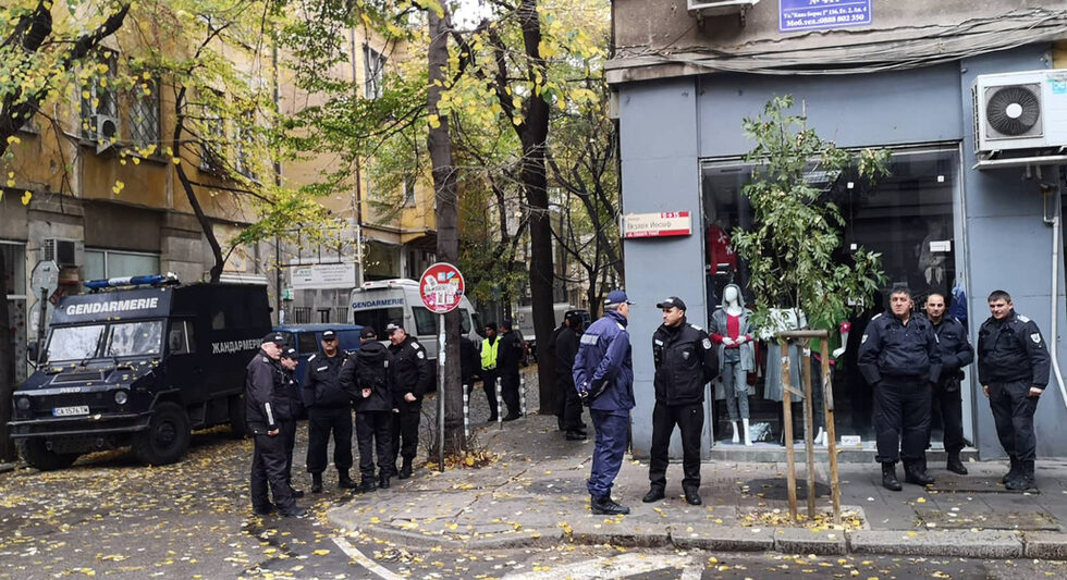 От рано сутринта полицаи има на всеки ъгъл в доста широк периметър.