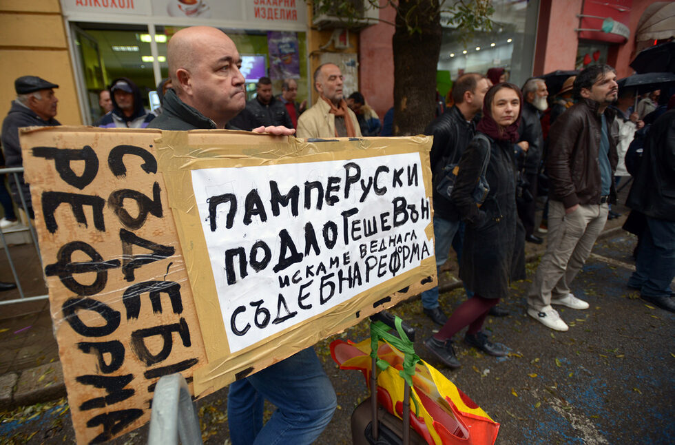 Фотогалерия: Отново полиция, протест и контрапротест заради Гешев