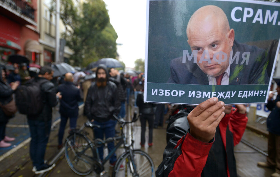 Протест, контрапротест, блокади на улици от полиция и жандармерия, спрени трамваи. Такава е ситуацията днес в района на Централни хали в София, където е сградата на Висшия съдебен съвет (ВСС).<br /><br />Причината е заседание, на което съветът трябва да реши дали да предложи отново Иван Гешев за главен прокурор, след като президентът <a href="https://www.dnevnik.bg/bulgaria/2019/11/07/3988503_prezidentut_vurna_izbora_na_geshev_za_glaven_prokuror/" target="_blank">Румен Радев не подписа указа за назначаването му,</a> или да започне нова процедура. Ситуацията е сходна с 24 октомври, когато <a href="https://www.dnevnik.bg/bulgaria/2019/10/24/3980894_na_jivo_na_fona_na_protesti_visshiiat_sudeben_suvet/" target="_blank">течеше първоначалният избор на Гешев</a>.