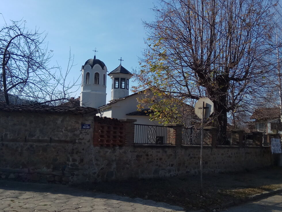 Също непосредствено до Историческия музей е и една от най-старите църкви в Етрополе - "Свети Георги". Сегашният храм е издигнат върху основите на стара средновековна църква, разрушена най-вероятно при кърджалийските нападения през ХVІІІ в.