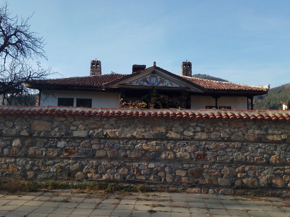 Близо да часовниковата кула е "Павелпанчовата къща", в която в края 1877 и началото на 1878 година е бил щабът на генерал Гурко, където се е планирало преминаването на Стара планина на път за София и Пловдив. За съжаление при нашата визита дворът на къщата беше затворен и я видяхме само отвън.