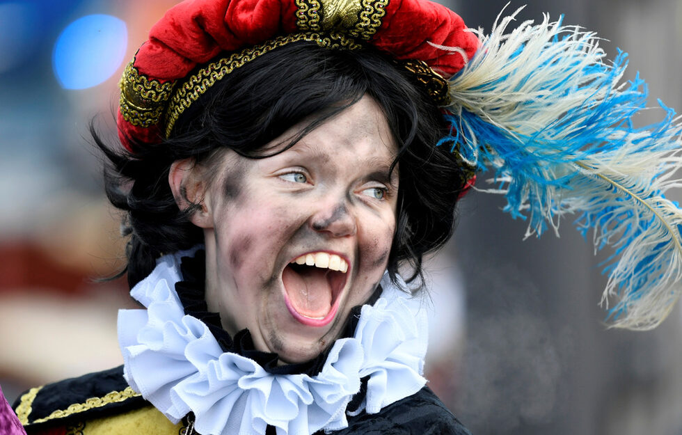 Roetpiet (Черен Петър) на пристанището в Шевенинген, Холандия.