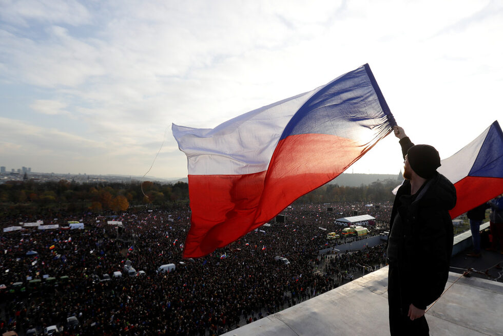 Над 200 000 чехи се събраха в Прага, за да поискат оставката на премиера милиардер Андрей Бабиш.<br /><br />Бабиш е обвиняван в корупция и срещу него се води разследване на Европейската комисия по подозрение в конфликт на интереси заради холдинга му "Агроферт".<br />Бабиш бе уличен и като агент на службите по времето на комунизма, показват тайни досиета на полицията от 80-те. Милиардерът отрича и това.