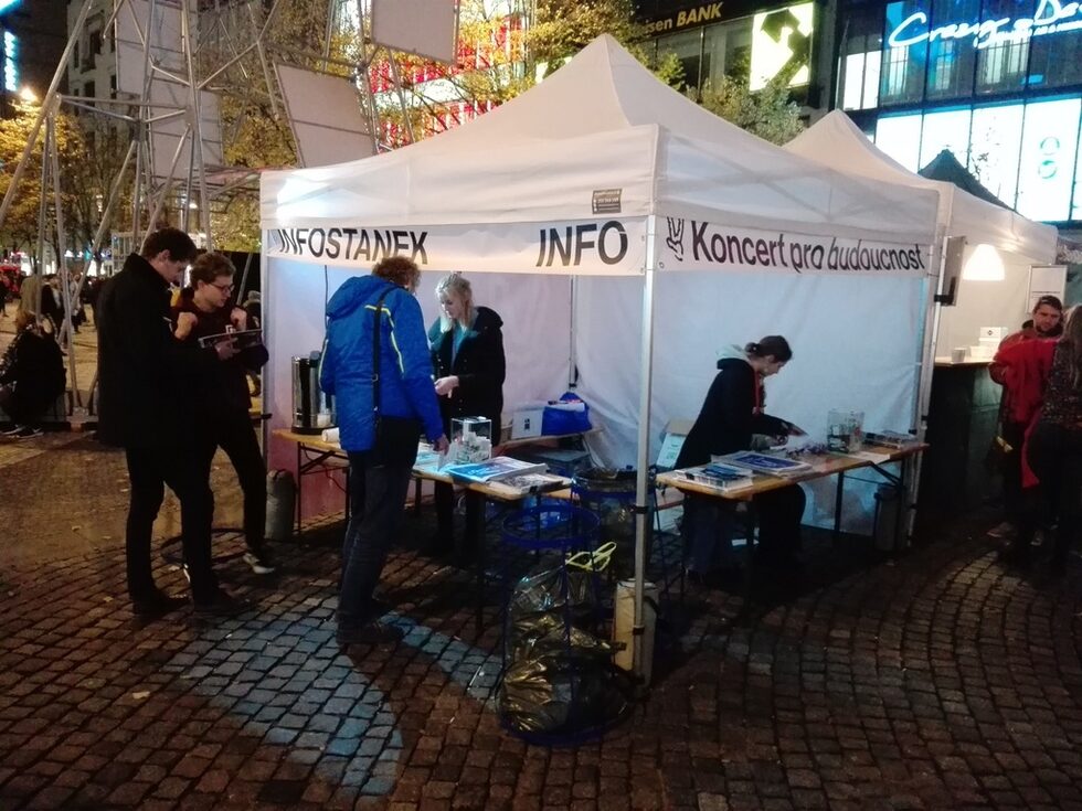 В специални информационни палатки човек може да бъде закичен с трикольор или да получи информация за събитията отпреди 30 години.
