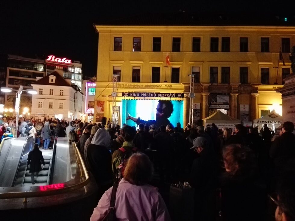 На много места се прожектират филми, които разказват за живота по време на социализма и за събитията около 17.11.1989 г.