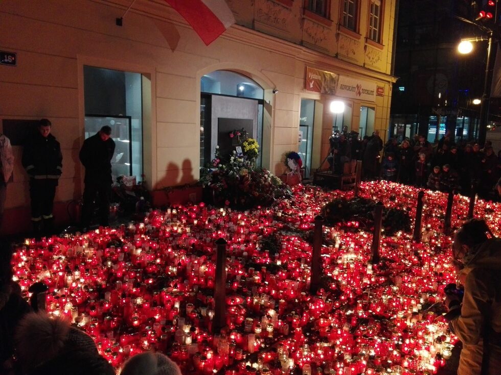 Свещи, запалени в памет на Вацлав Хавел. На много от свещите беше написано "Благодаря", на букетите и по снимките му също.