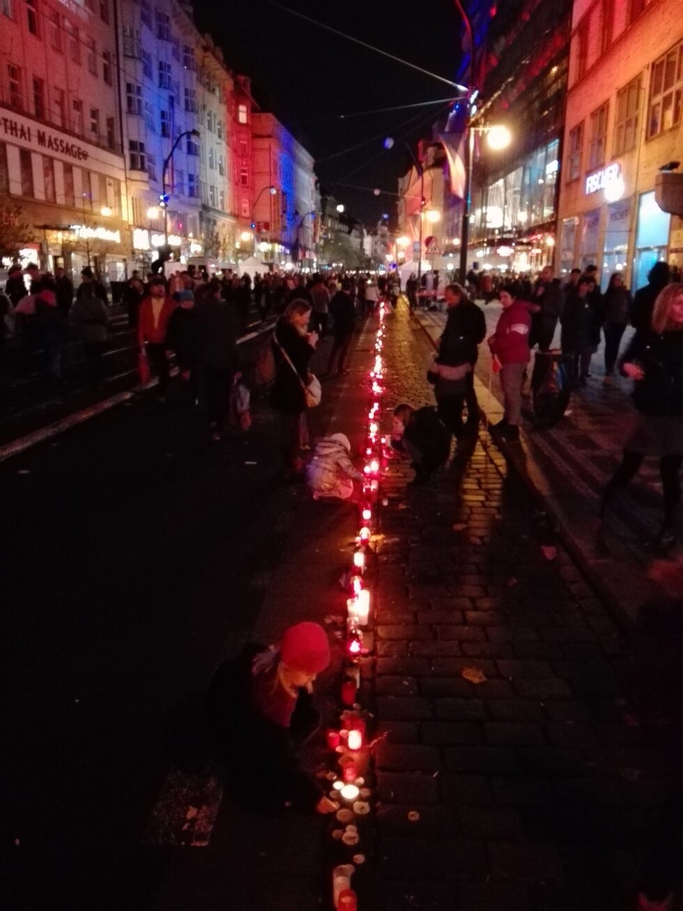 Свещи, запалени по дължината на бордюра на улиците.