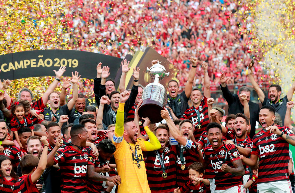 "Фламенго" е шампион в <a href="https://www.dnevnik.bg/sport/2019/11/23/3996394_flamengo_detronira_rivur_v_kopa_libertadores_v/" target="_blank">юбилейната 60-а Копа Либертадорес</a>, след като надви с 2:1 "Ривър плейт" в невероятна драма. Минута преди края на мача бразилците изоставаха с 0:1, но с два късни гола на Габриел Барбоса стигнаха до титлата.