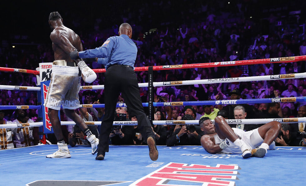 Дионтей Уайлдър защити титлата на Световния боксов съвет (WBC) в тежка категория след <a href="https://www.dnevnik.bg/sport/2019/11/24/3996436_uaildur_otkaza_ortis_sus_zrelishten_nokaut_i_zashtiti/" target="_blank">зрелищен нокаут срещу Луис Ортис</a>. Американецът отказа съперника си в седмия рунд, като го прати на пода със светкавичен десен удар, на който кубинският претендент нямаше отговор.<br /><br />Това беше реванш между двамата, след като през март 2018 г. Уайлдър отново спечели с нокаут.
