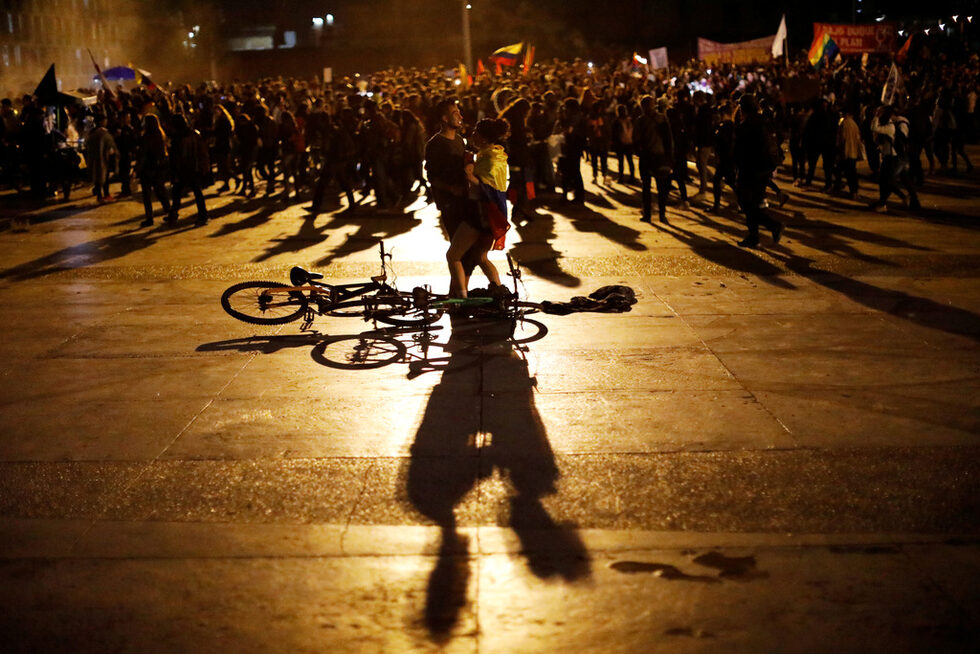 Хора танцуват на улицата на протест, част от национална стачка в Богота, Колумбия.