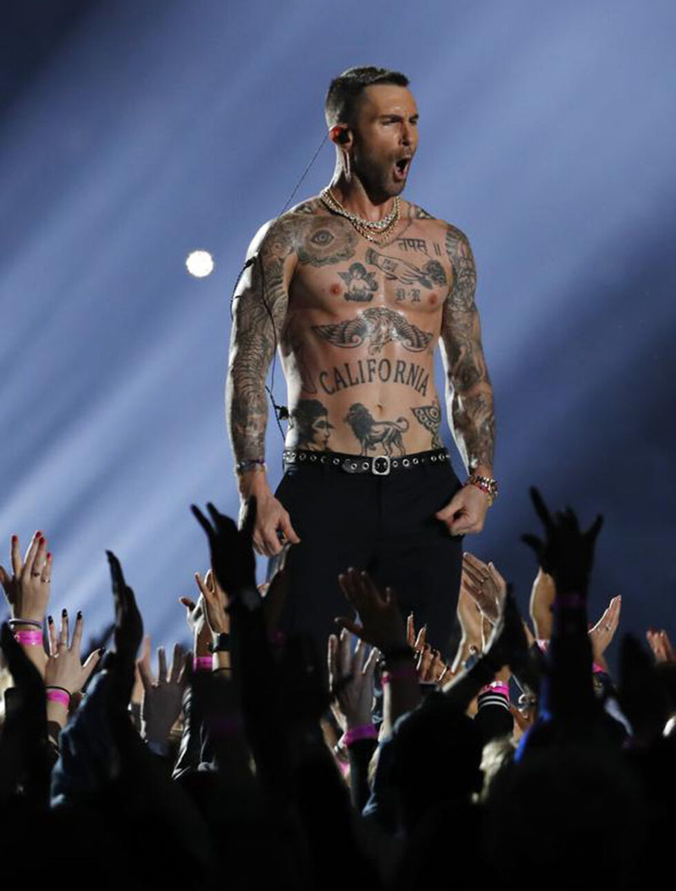 Групата "Maroon 5" начело с фронтмена си Адам Лавин се изяви като хедлайнер на шоуто в почивката между двете полувремена на Супербоул, състоял се в Атланта, САЩ.