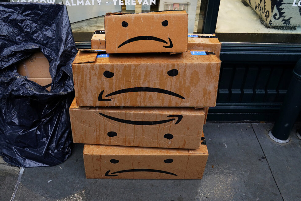 Кутии, снимани на пртоест срещу Amazon и техните бизнес практики ,в района на Манхатън, Ню Йорк.