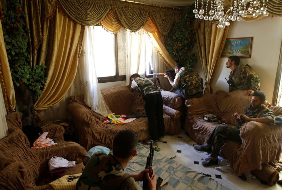 Боец от Свободната сирийска армия по време на бой в Алепо, Сирия.