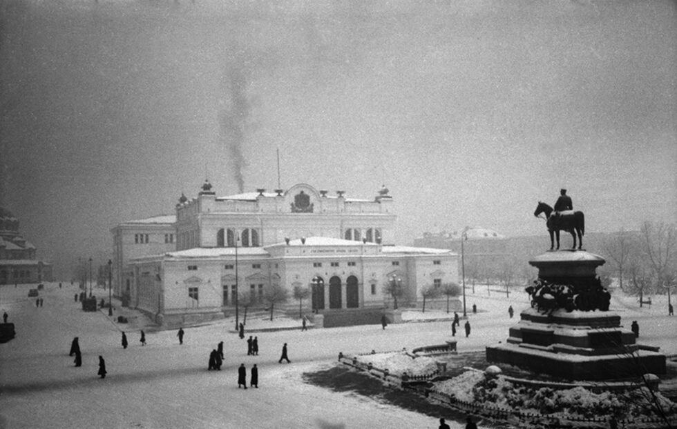 Иван Юскеселиев умира през 1947 г. и оставя след себе си над 5 хил. кадъра в архивите на фотожурналистиката в България.<br /><br />На снимката: София през зимата на 1945 г.