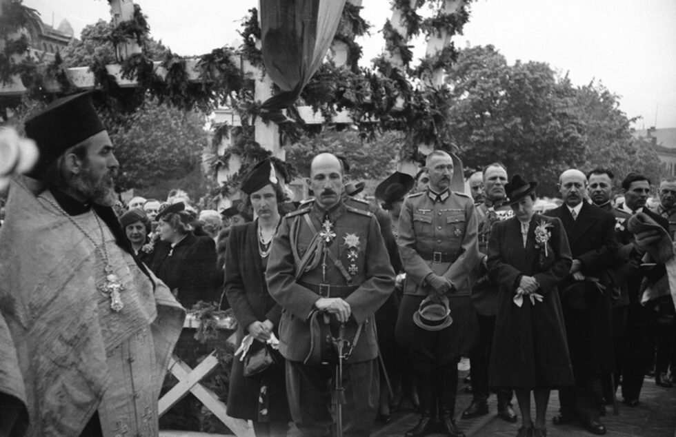 От 1945 г. фотографът работи за вестниците "Народ" и "Изгрев". Той е и първият фоторепортер, който е приет в Съюза на българските журналисти.<br /><br />На снимката: Цар Борис III и царица Йоанна след църковна служба в катедралата "Св. Александър Невски".<br />