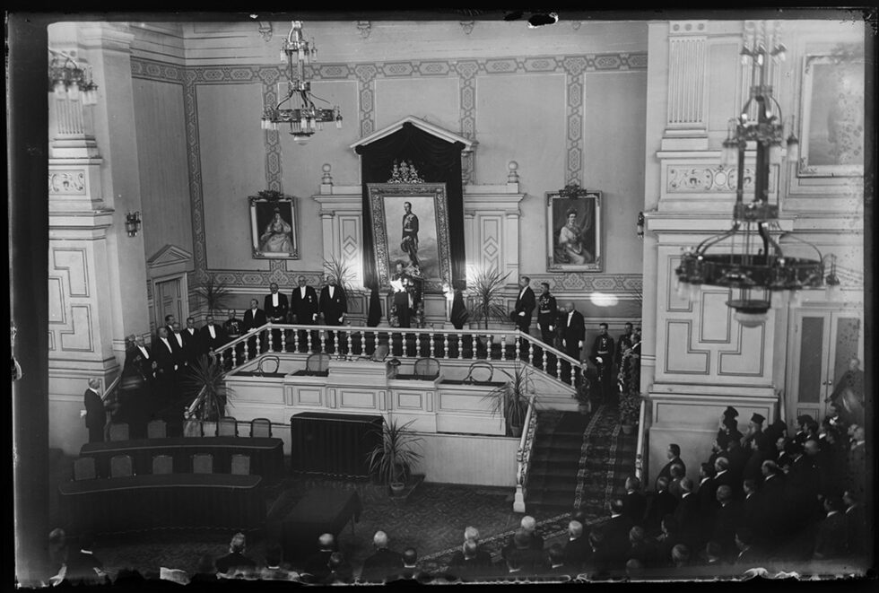 В периода 1920-1933 г. Иван Юскеселиев работи за вестниците "Политика" и "Свободна реч", а след това до 31 декември 1944 година снима за вестниците "Утро", "Дневник" и "Илюстрована седмица".<br /><br />На снимката: Цар Борис III открива сесия на Народното събрание по време на кабинета на Андрей Ляпчев, дошъл на власт през януари 1926 г.