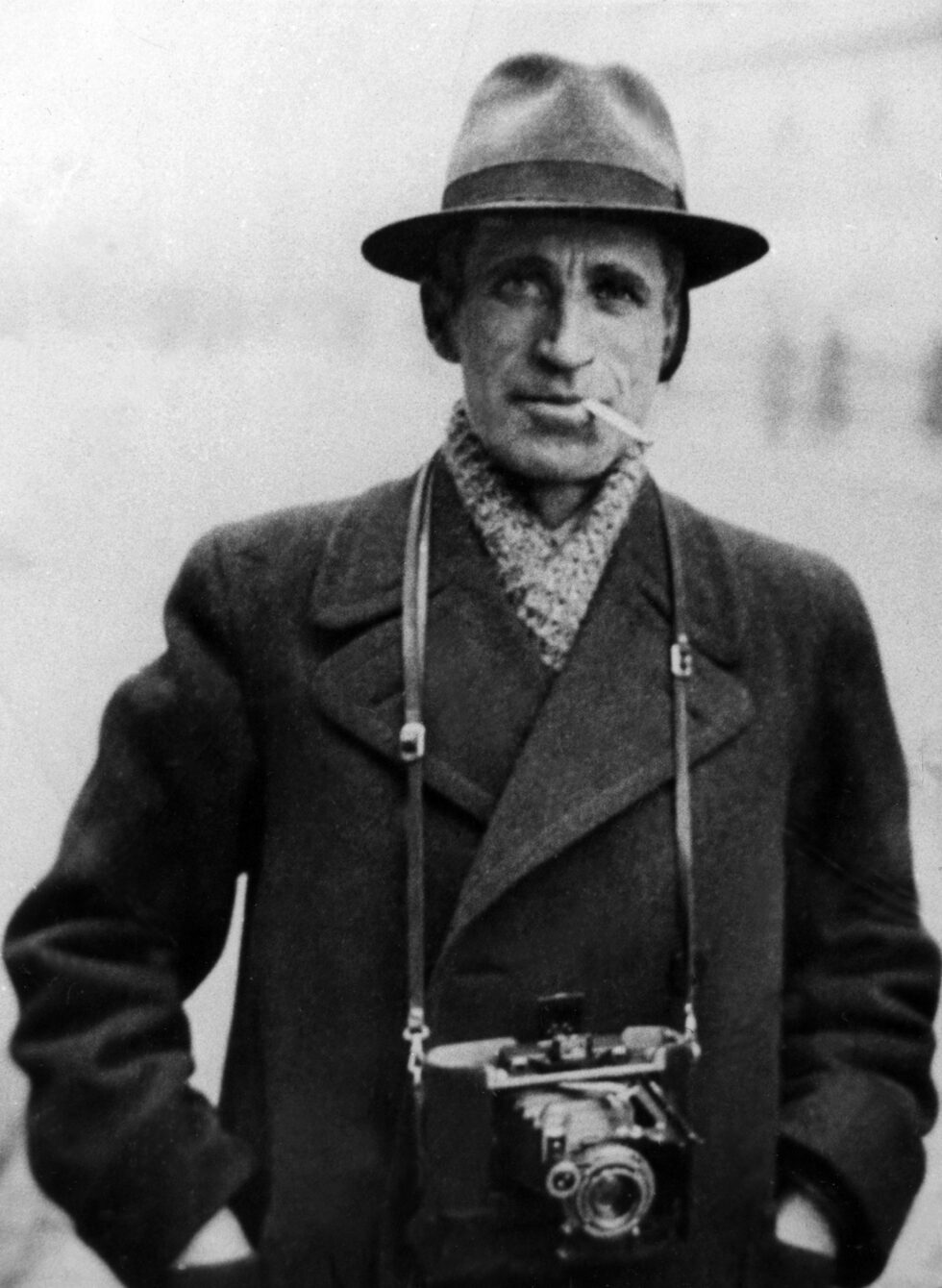 Иван Юскеселиев, известен като "Бай Иван", е един от най-изявените майстори на репортажната фотография в България от началото на XX век. Той успява да запечата някои от най-знаковите събития за страната и поставя началото на фотографската фамилия Юскеселиеви.<br /><br />Фотографът Иво Хаджимишев събира и реставрира около 5 хил. снимки направени от него, като част от тях показва във фотокнигата "Бай Иван. Безпристрастният свидетел. Иван Христов Юскеселиев, фотожурналист (1887-1947)", която беше представена в столичната галерия "Фотосинтезис".<br /><br />На снимката: Иван Юскеселиев