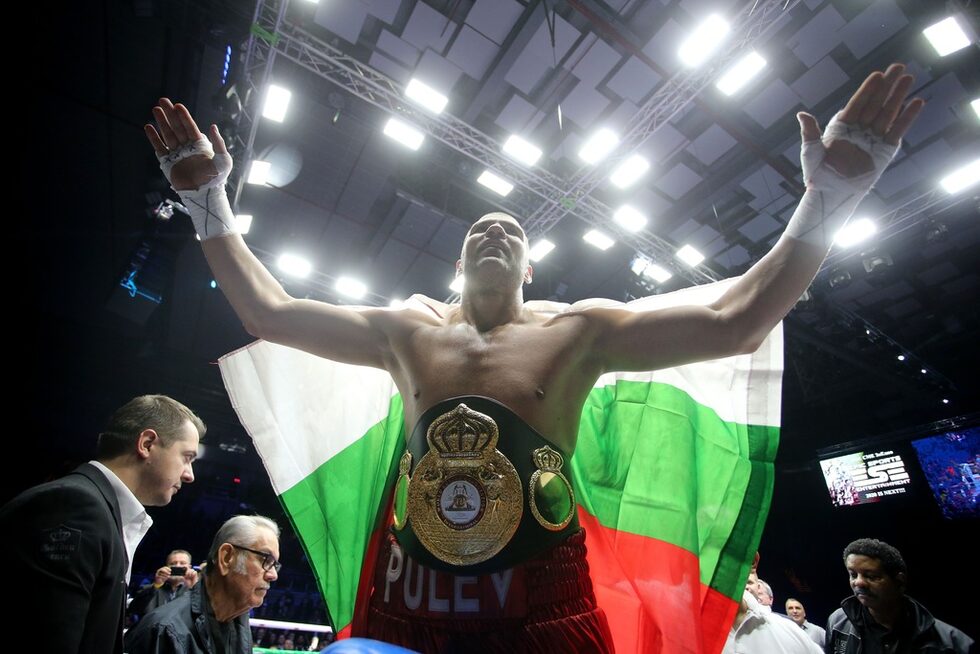 Радостта на Тервел Пулев след <a href="https://www.dnevnik.bg/sport/2019/12/14/4005839_tervel_pulev_preodolia_uvereno_amerikanec_i_grabna/" target="_blank">спечелването на първата му титла в професионалния бокс</a>. Успехът дойде след победа срещу Дишон Уебстър в Пловдив.