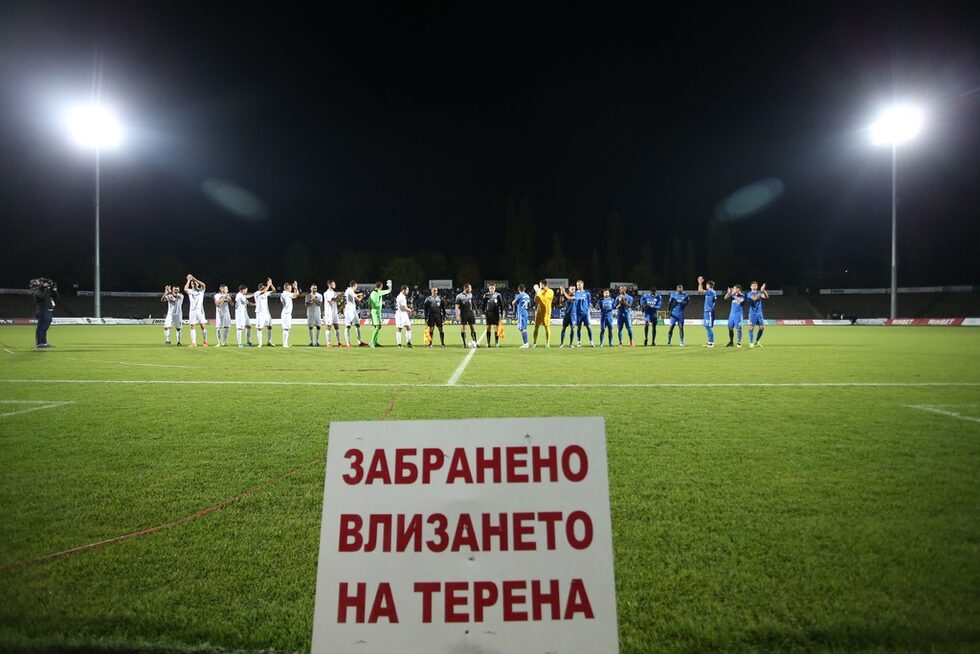 Футболистите на "Славия" и "Левски" се поздравяват преди мача им.