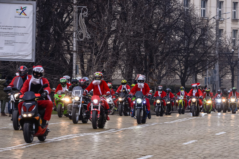 За пета поредна година мотористи от клуба Sofia Riders направиха коледна обиколка на столицата, за да зарадват деца с подаръци.