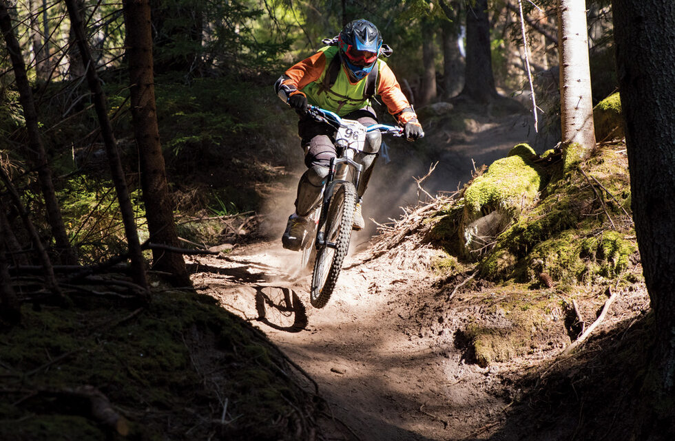 Месецът на неповторимото състезание Elevation999 Enduro Challenge в района на Пампорово и Смолян. Кадърът е от етапа "Питър Пан" в ранните сутрешни часове на втория ден от състезанието. В кадър - Стефан Седефчев.