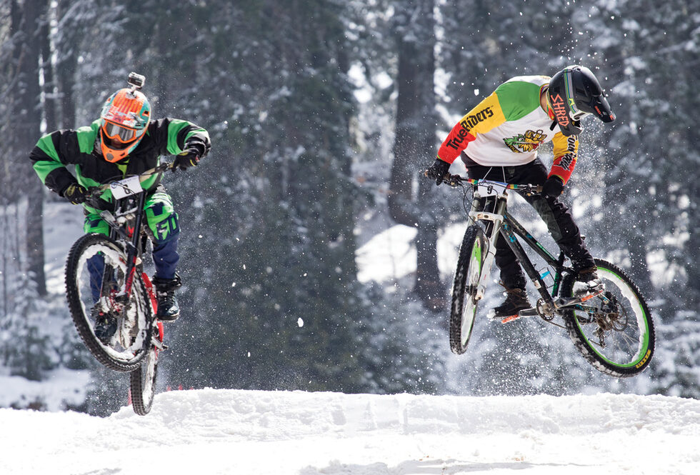 Колело се кара и на сняг, особено във формата Winter Bike Duel, с домакин Пампорово. В кадър - Милан Димов и Ники Георгиев.