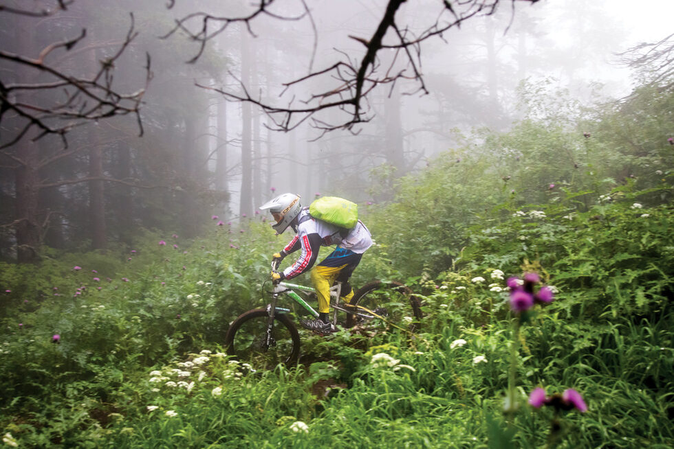 Момент от едно от най-зрелищните ендуро състезания - Home mountain enduro, на Витоша. В кадър Калоян Буреш.