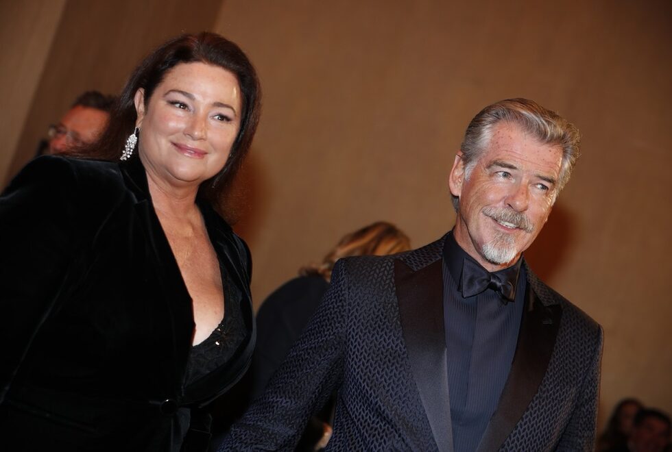 Пиърс Броснан със съпругата си Кийли Шей Смит.