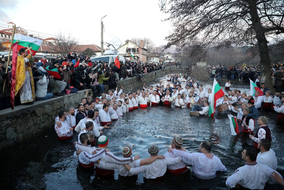 Според обичая всички участват в освещаването на водата, а след празнична черковна служба свещеникът хвърля светия кръст във водата. Млади мъже се хвърлят въпреки студа и ниската температура и се надпреварват кой пръв ще го достигне. Който извади кръста, бива честит и здрав през цялата година. В Калофер се играе и т.нар. мъжко хоро във водите на река Тунджа.
