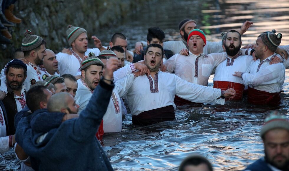Участник в хорото в Калофер, дошъл от София, направи предложение за брак на приятелката си, след като излезе от водата.
