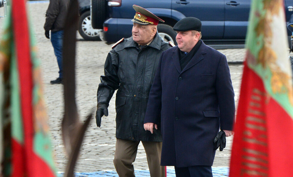 Министърът на отбраната Красимир Каракачанов и началникът на отбраната Андрей Боцев (вляво).