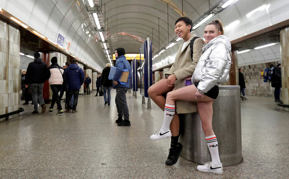 Ежегодното возене по бельо в метрото в Ню Йорк започва през 2002 година по идея на група шегаджии с названието "Подобрение навсякъде".