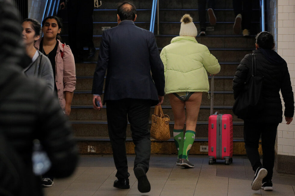Фотогалерия: По гащи в метрото в Ню Йорк