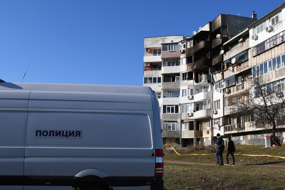 За пожара, причинен от взрив, тази сутрин във варненския квартал "Владислав Варненчик" е образувано досъдебно производство за палеж с двама загинали и значителни материални щети, съобщи пресслужбата на Апелативната прокуратура в града, цитирана от БТА.<br />