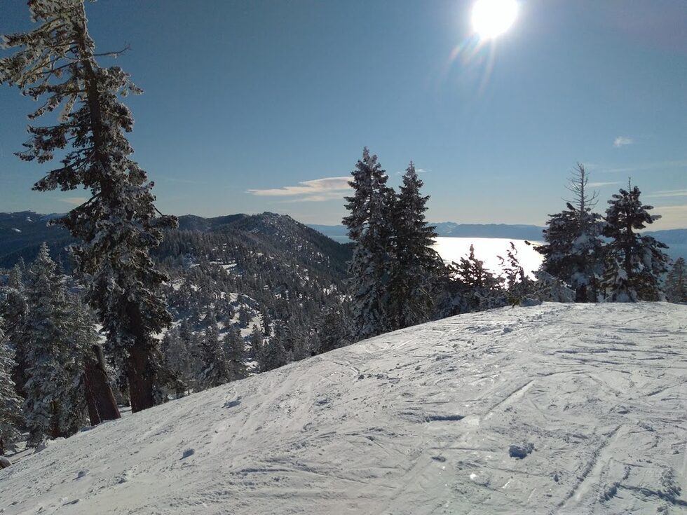 Тази година снегът дойде рано и температурите се задържаха сравнително ниски. Снегът не се стопи и няколко последователни снеговалежа успяха да натрупат достатъчно пухкав сняг. Което пък доведе до силен сезон още от средата на ноември. Времето днес е слънчево и ясно, почти без вятър, с температура около нулата почти целия ден.