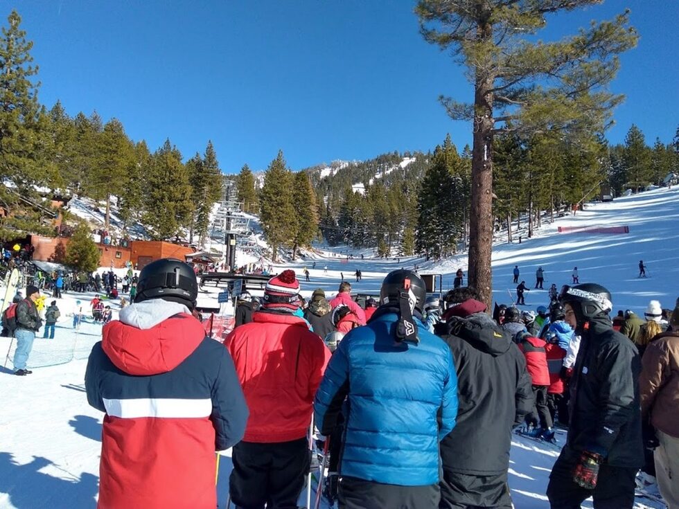 Снегът докара много туристи. Речта е интернационална, поне десетина различни езика се чуват наоколо. Опашките по лифровете са дълги. Но организацията е страхотна, чакането е минимално. Навсякъде има служители, готови да помогнат. Усмихнати и приветливи.