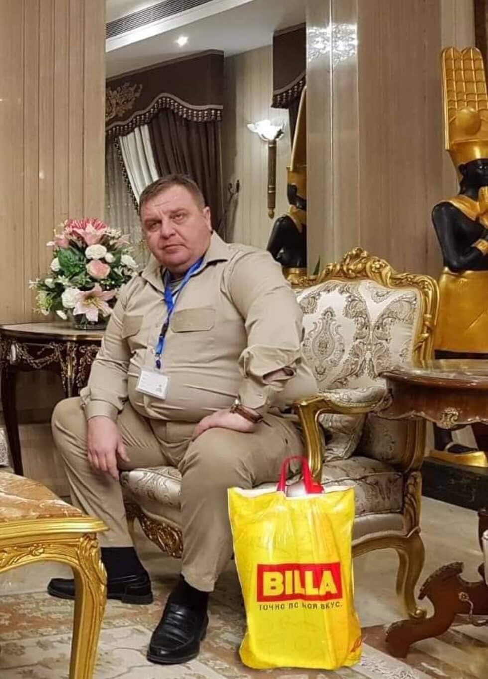 Фотогалерия: С куфар или торбичка - колажите с вицепремиера Каракачанов