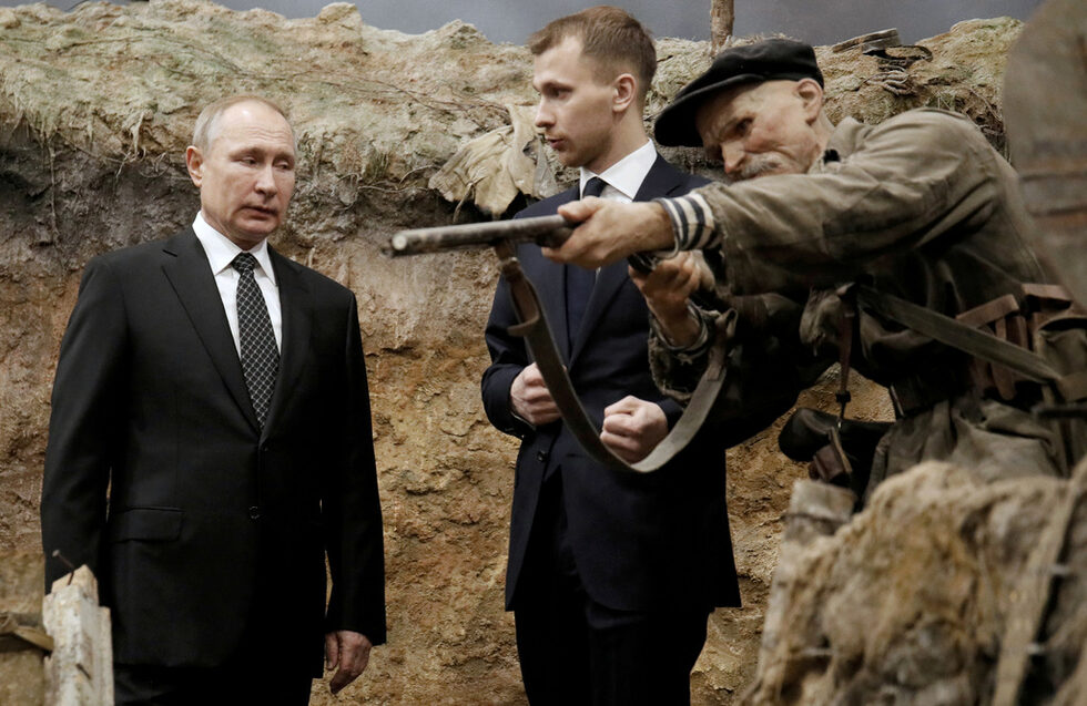 Руският президент Владимир Путин посещава 3D панорамата "Паметта говори. Пътят през войната'' в Санкт Петербург, Русия.