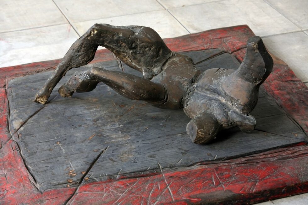 Альоша Кафеджийски, "Фигура на мъж", 1982 г.<br /><br />Скулптурата е представена в изложбата с произведенията на Васил Ставрев (1899 - 1983), Веселин Начев (1920 - 2016), Альоша Кафеджийски, Иван Иванов–Ивани, Венелин Иванов, Кирил Янев, Стойчо Никифоров, Илия Янков, Пламен Аврамов, Пламен Братанов, Веселин Костадинов, Явор Пенев и др.