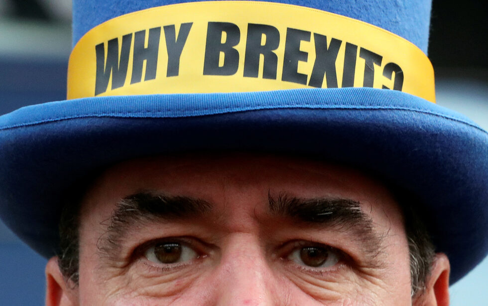 Активистът срещу Brexit Стив Брей участва в протест пред парламента на ЕС в Брюксел, Белгия.