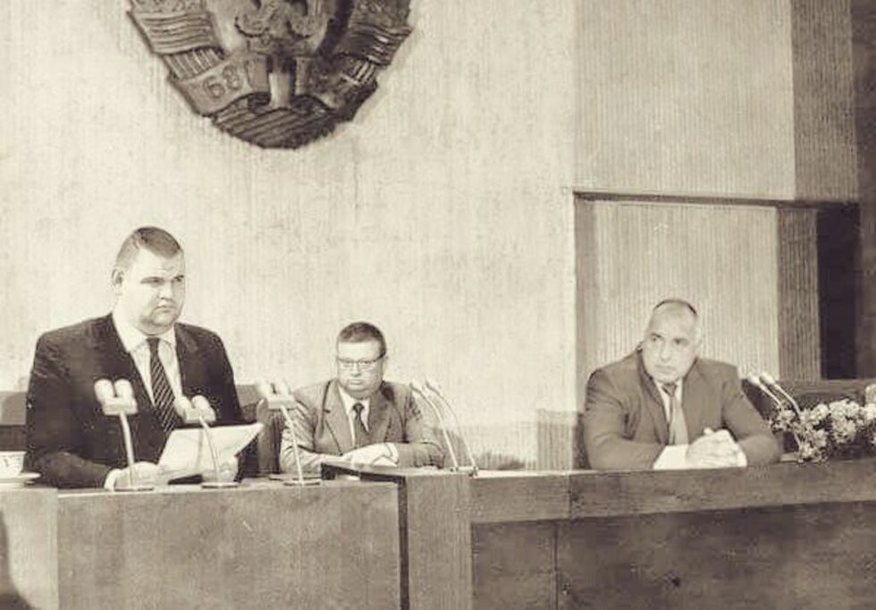 В края на годината "Дневник" по традиция представя фотогалериите, предизвикали най-голям читателски интерес през 2020 г. Справката е към 23 декември.<br /><br />На първа позиция е <a href="https://www.dnevnik.bg/photos/2020/01/30/4022622_fotogaleriia_nai-smeshnite_kolaji_na_valdes_radev/">селекцията от сатирични колажи на режисьора Валдес Радев</a>, който от години прави пародийни илюстрации на хората от властта. В края на януари той беше освободен от "Нова телевизия" (по това време собственост на братята Георги и Кирил Домусчиеви). Решението съвпадна с<br />бума на колажи на политици с торбички "Билла", чието начало беше поставено от Радев. Военният министър Красимир Каракачанов, който пръв беше взет на мушка заради едно пътуване с премиера, дори поиска в тв ефир да не му се правят повече "монтажи".<br /><br />Галерията е била разгледана 197 323 пъти, а снимката е от колажа "Заседание в ЦУМ".