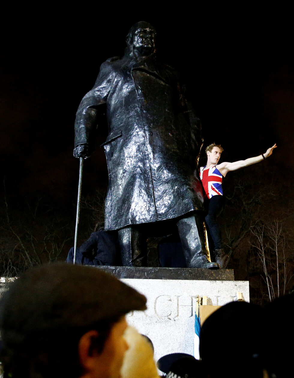 Докато в центъра на Лондон пред парламента имаше празничен дух на привържениците на този ход с развяване на национални знамена, носталгия, патриотизъм и решителност, никъде другаде не се усещаше нещо подобно. Дори в града, първи преброил резултатите от референдума от 2016 г., където специално отиде тази вечер премиерът Борис Джонсън, нямаше радост.