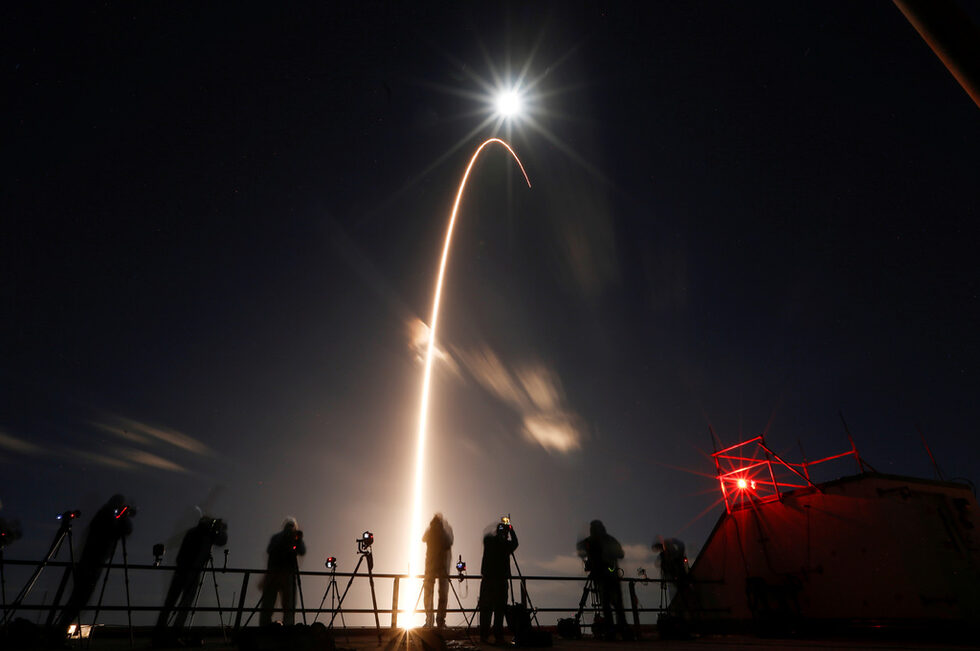 Новата космическа мисия Solar Orbiter ще ни покаже Слънцето, както никога досега не сме го виждали, пише Би Би Cи. Mисията е ръководена от Европейската космическа агенция. Корабът е сглобен в заводите на "Еърбъс" в Стивънидж, Великобритания. Много учени я определят като най-важната мисия на Обединеното кралство за цяло едно поколение. Космическият кораб беше изстрелян от Кейп Канаверал във Флорида в 23:03 местно време в неделя, 9 февруари (6:03 часа в понеделник 10 февруари българско време).