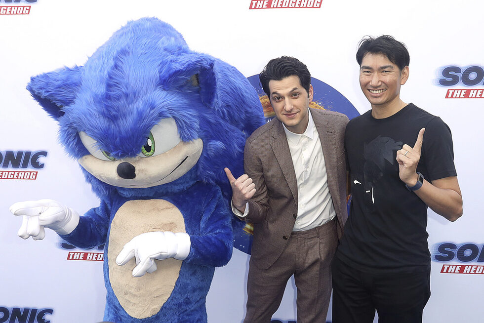 Синият таралеж Соник, познат от поредиците игри на японската компания SEGA, идва като супергерой на големия екран (от днес и в кината в България). Той е шумен, дързък и неконтролируем, което му пречи да остане незабелязан. <br /><br />Специални награди, свързани с филма, може да спечелите в играта <a href="https://www.dnevnik.bg/sonic/" target="_blank">тук</a>.<br /><br />На снимката: Соник с актьора Бен Шварц (вляво) и изпълнителния директор на SEGA Харуки Сатоми на премиерата на филма в Лос Анджелис.